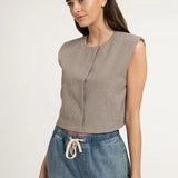 Gilet with shoulder pads