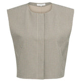 Gilet with shoulder pads